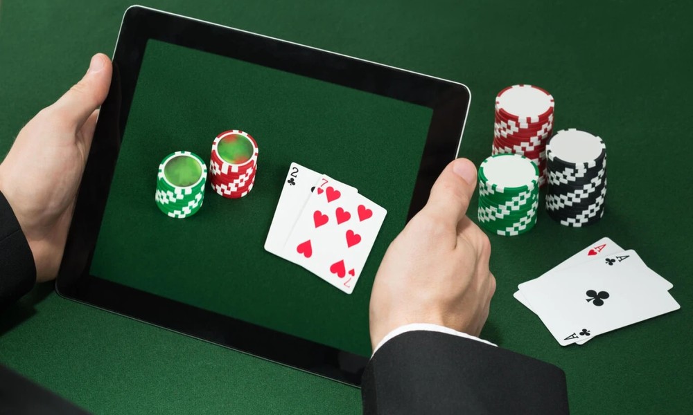 How do progressive online slot jackpots differ from fixed ones?